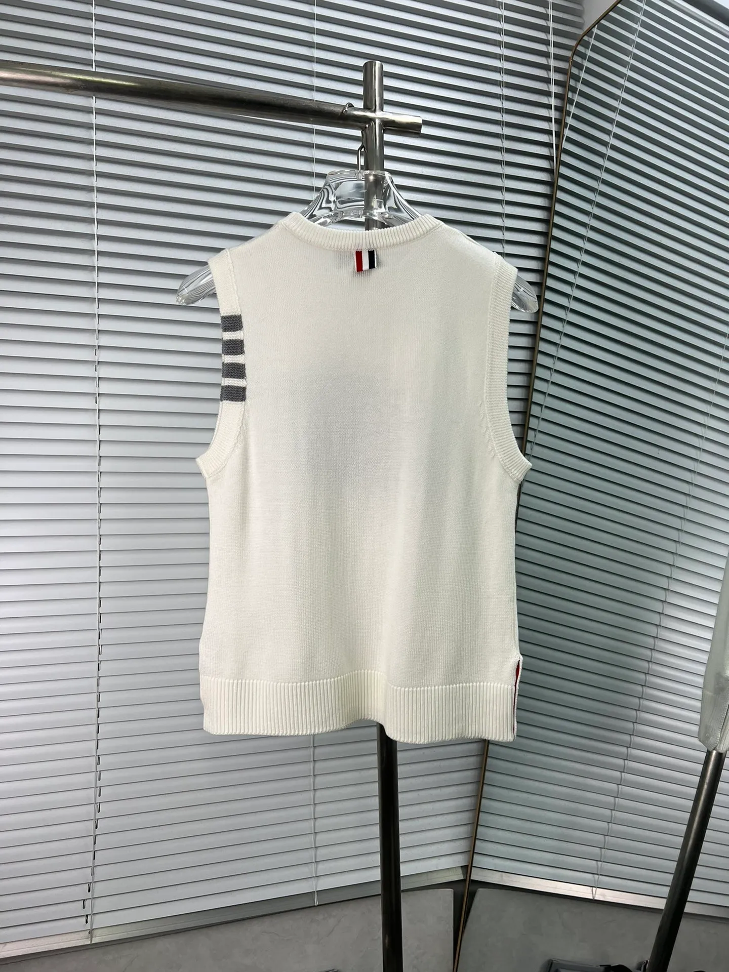 THOM BROWNE🇳🇱New Arrival 𝐃𝐞𝐭𝐚𝐢𝐥 ： TB ， ， ， ， ooookkkkkk ， ， ， ， T look jue ：Gray White Navy Blue Sizes： 0.1.2(S.M.L)